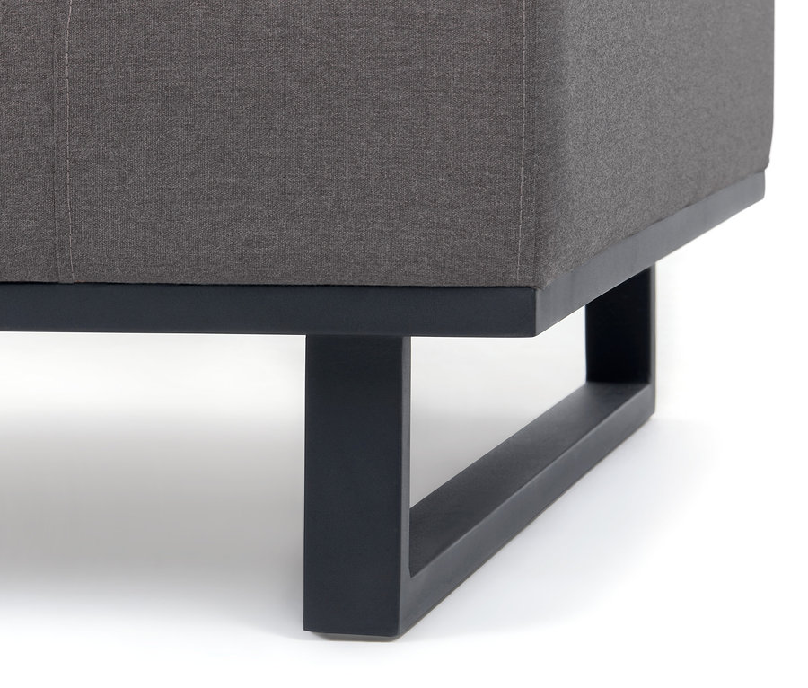 Detailaufnahme eines grauen Premium-Lounge-Sets aus Sunbrella®-Stoff mit schwarzen Metallbeinen.
