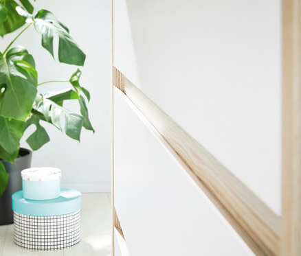 Eine grüne Pflanze im Topf steht neben einem dreifarbigen Karton-Set. Pinolino Set »Flow« Türen sind im Vordergrund.