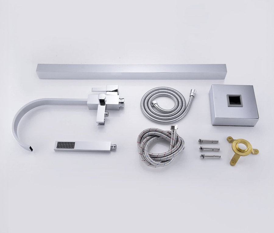 Verchromte Home Deluxe Standarmatur »SKY« und Zubehörteile auf weißem Grund.