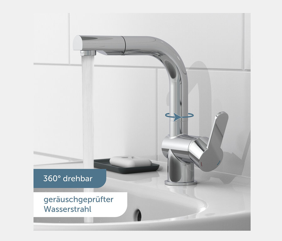 Wasser fließt aus der verchromten SCHÜTTE Waschtischarmatur »London«.