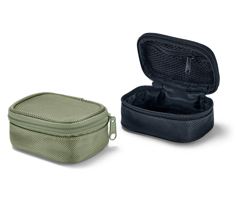 Zwei Mini-Reise-Ordnungstaschen, eine khaki geschlossen und eine schwarze geöffnet.