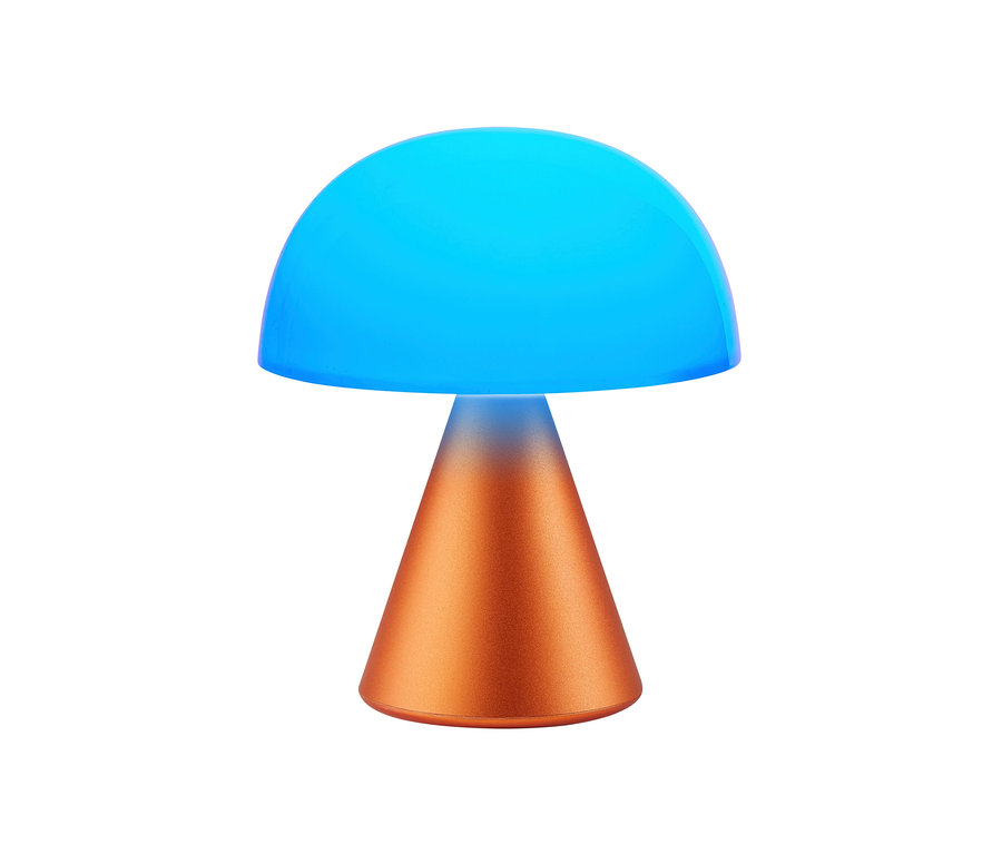 Orangefarbene LEXON LED-Akku-Tischleuchte »Mina M« mit blauem Schirm.