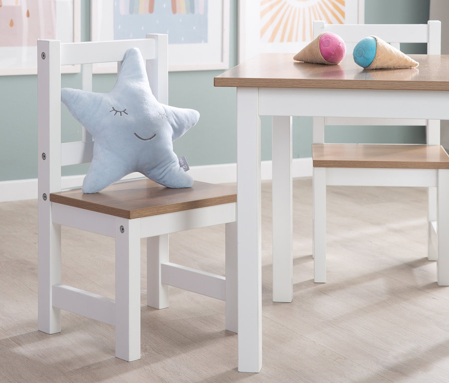 Blauer Stern liegt auf Stuhl der roba Kindersitzgruppe »Woody«.