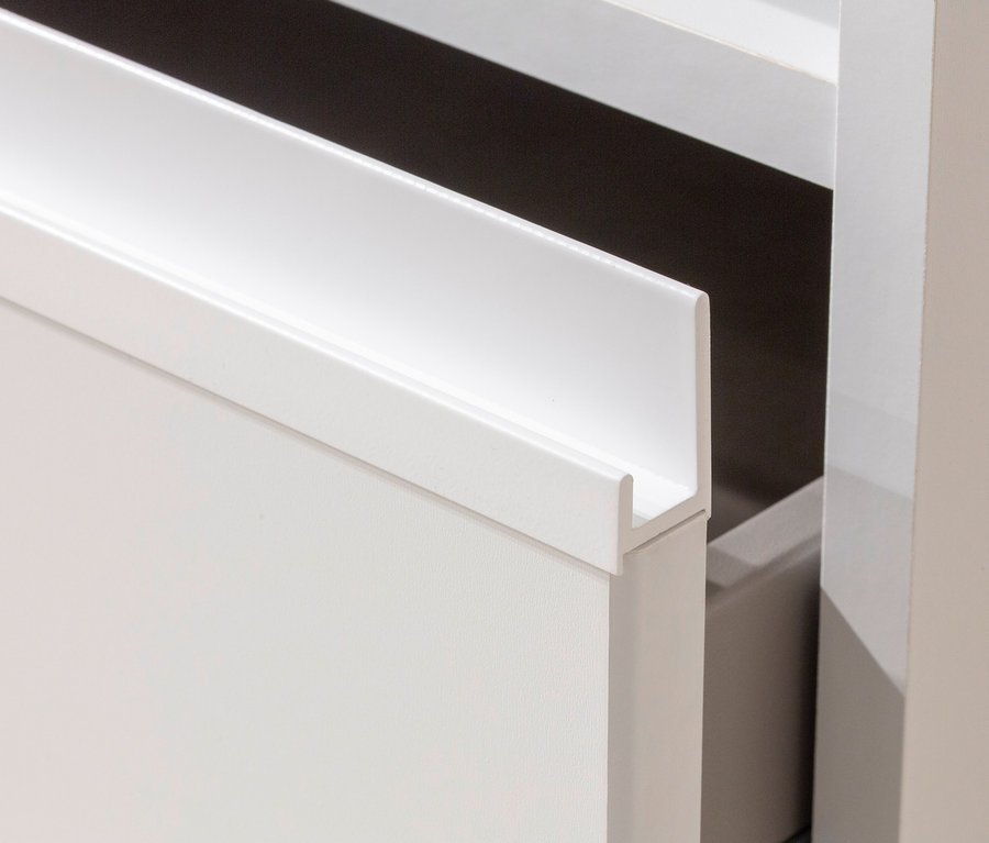 Detail einer weißen Kommode »Joel« mit Schublade.