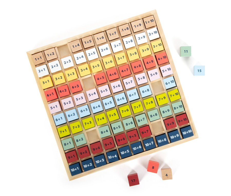 Ein hölzernes small foot Rechen-Set »Educate« mit bunten Würfeln und Rechenaufgaben.