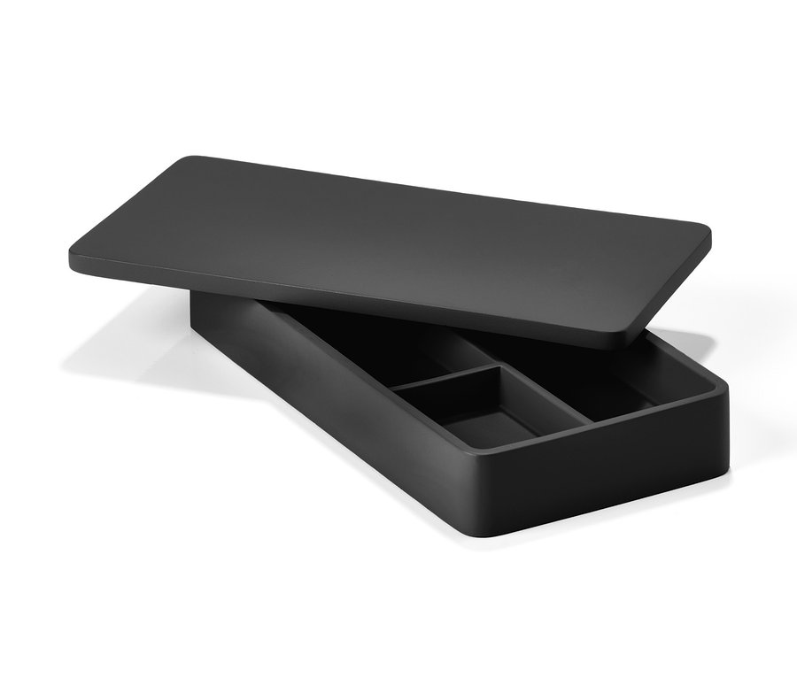 Eine schwarze ZONE DENMARK Aufbewahrungsbox mit einem teilweise geöffneten Deckel.