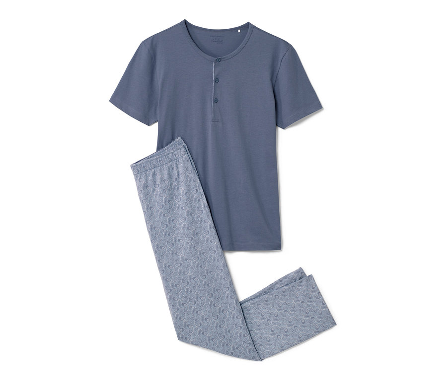Blauer Pyjama mit kurzen Ärmeln und gemusterter Hose.