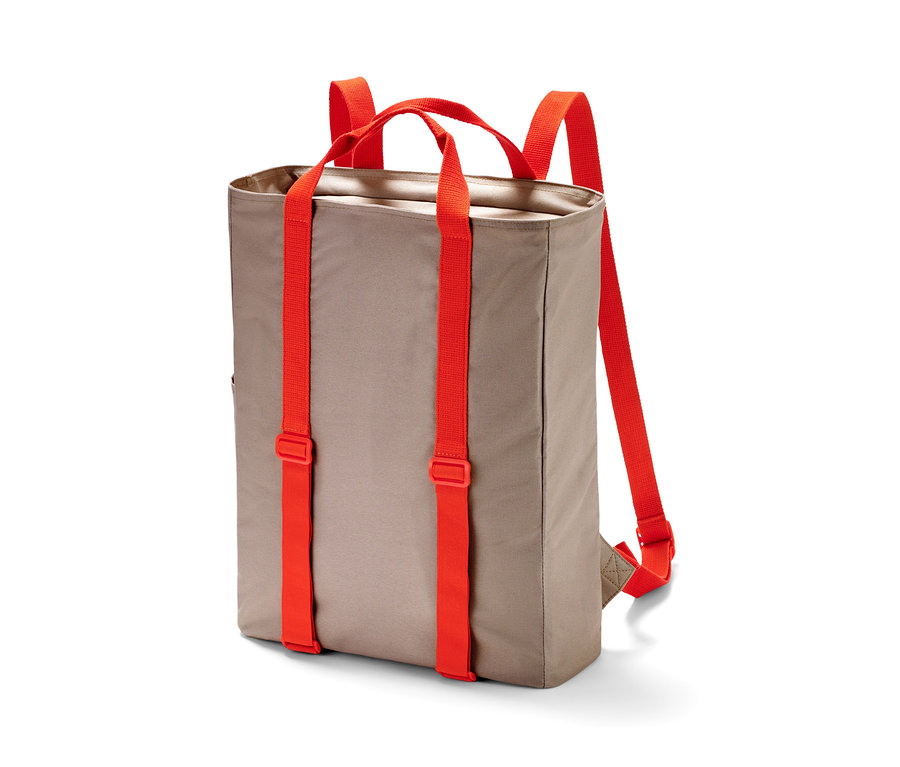 Ein brauner Picknickrucksack mit orangefarbenen Trägern.