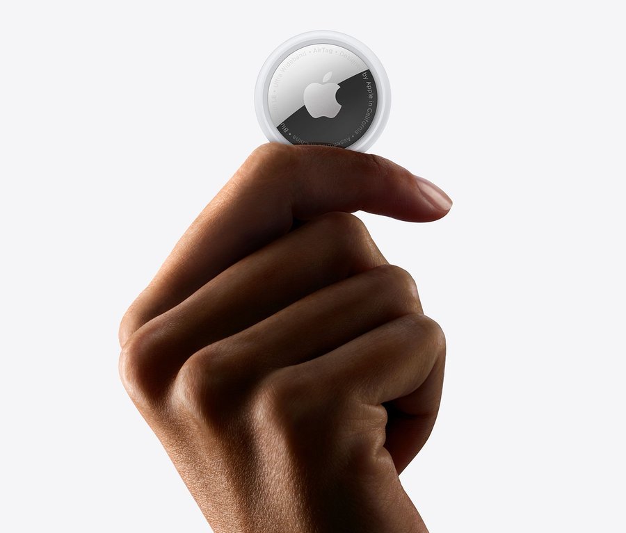 Hand hält einen Apple AirTag.
