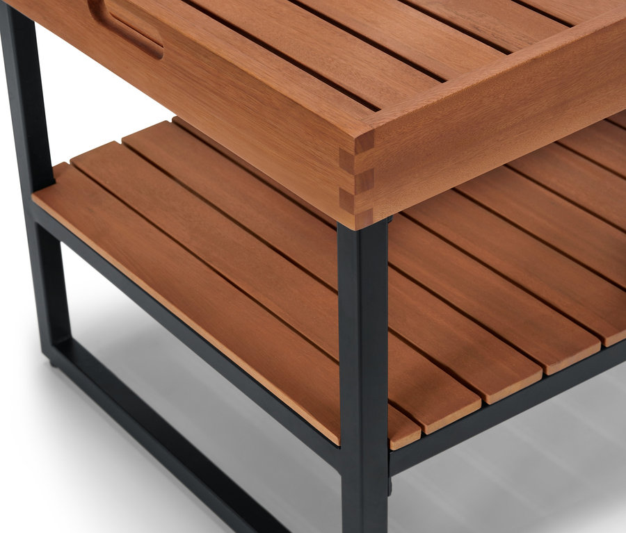 Detailansicht eines Couchtischs mit abnehmbarer Tablett-Tischplatte und schwarzem Metallgestell.