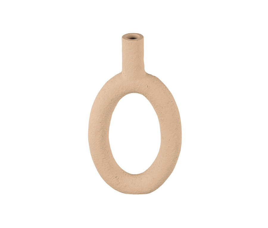 Sandfarbene Vase im ovalen Design vor weißem Hintergrund.