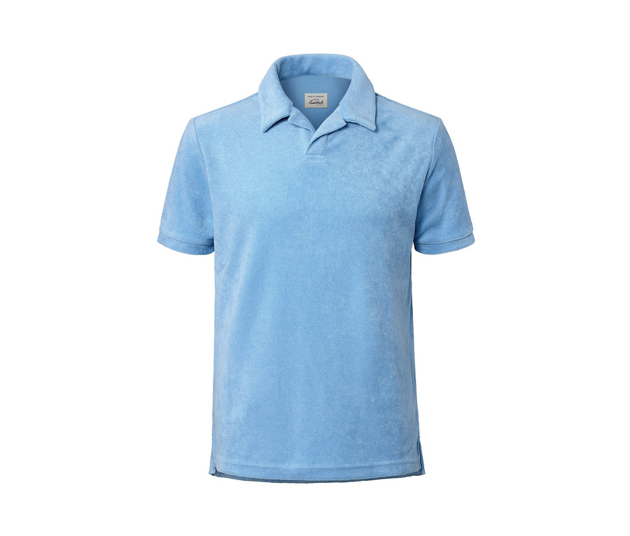 Helles blaues Frottee-Poloshirt.