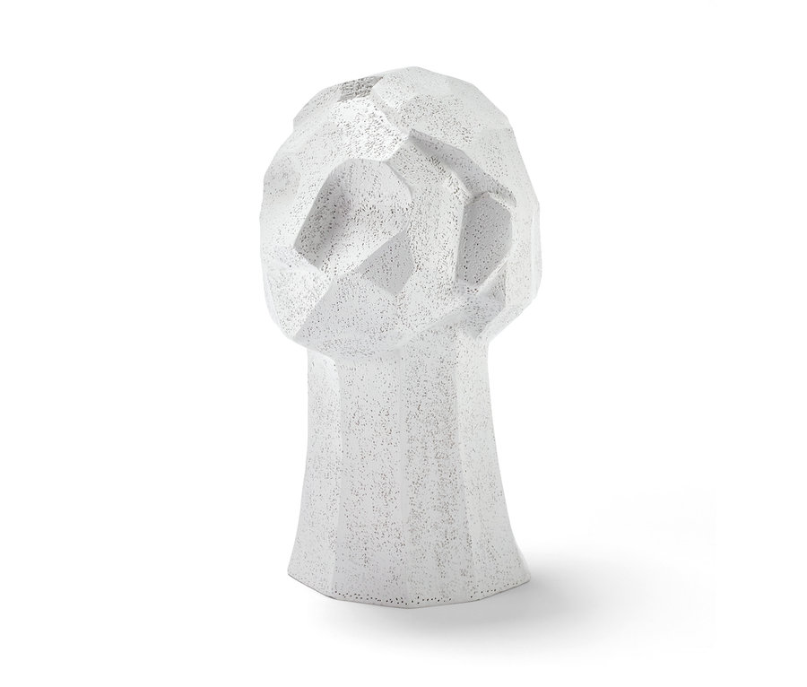 Weiße Deko-Skulptur in Kopf-Form mit geometrischen Elementen.