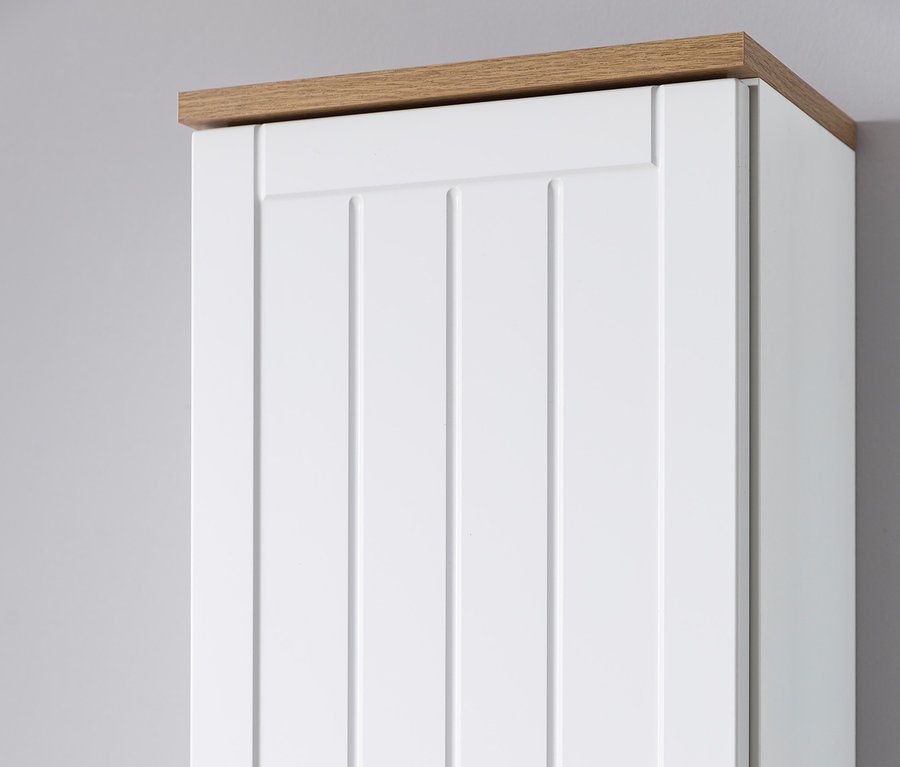 Detailaufnahme eines Hochschranks »Jelda« in Mattweiß und Eiche-Dekor.