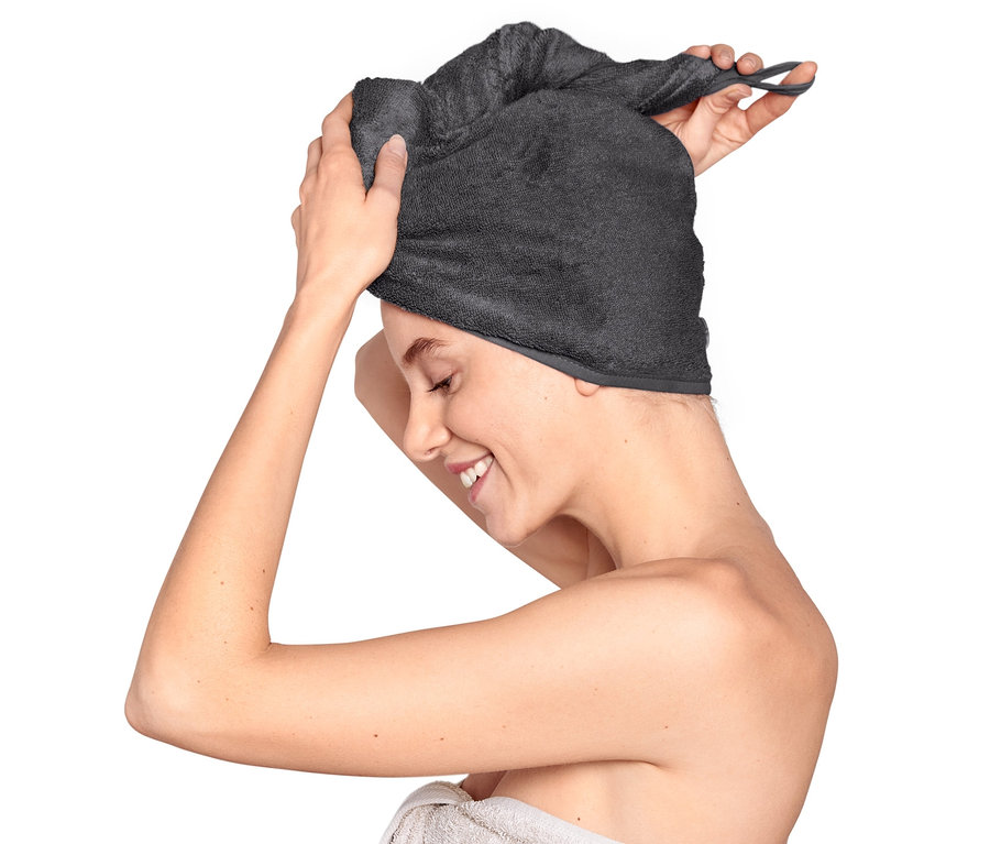 Frau setzt Turban-Handtuch in Anthrazit auf den Kopf.