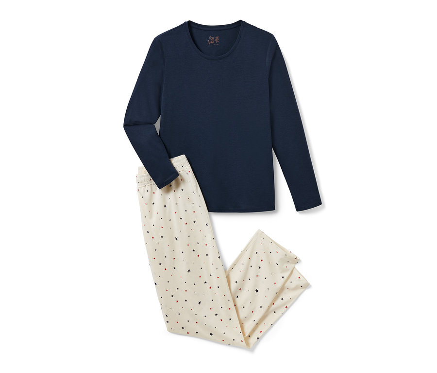 Cremefarbener Pyjama mit dunkelblauem, langärmligem Oberteil und Hose mit Sternenmuster.
