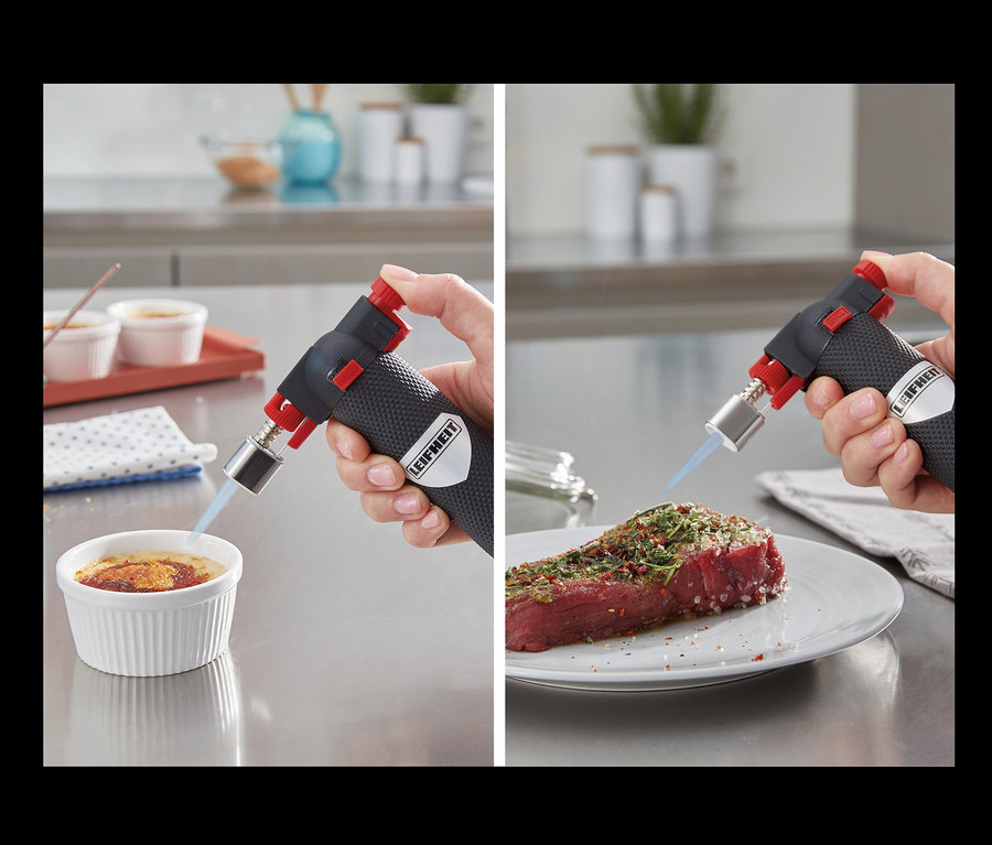 Zwei Fotos zeigen die Verwendung eines Gourmet-Brenners. Auf der einen Seite flambiert eine Person Crème brûlée, auf der anderen Seite ein Steak.