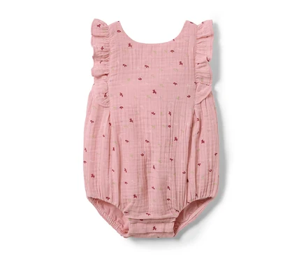 Rosa Baby-Strampler mit Rüschen und Print.