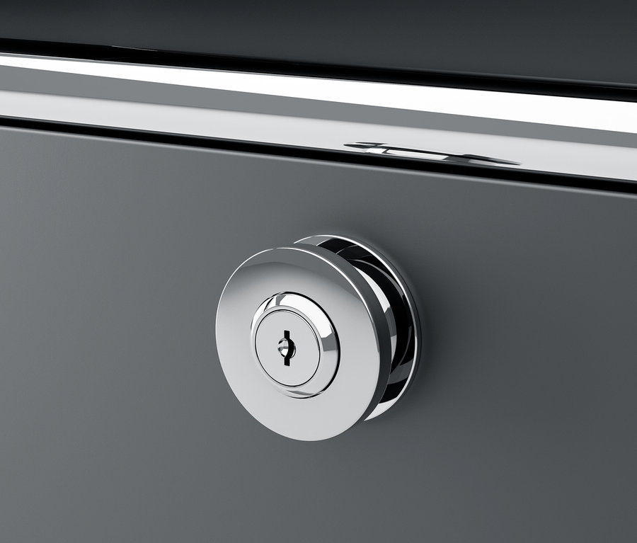 Detailaufnahme eines grauen Schranks mit Ergänzungsset Schloss »CN3« in Silber.