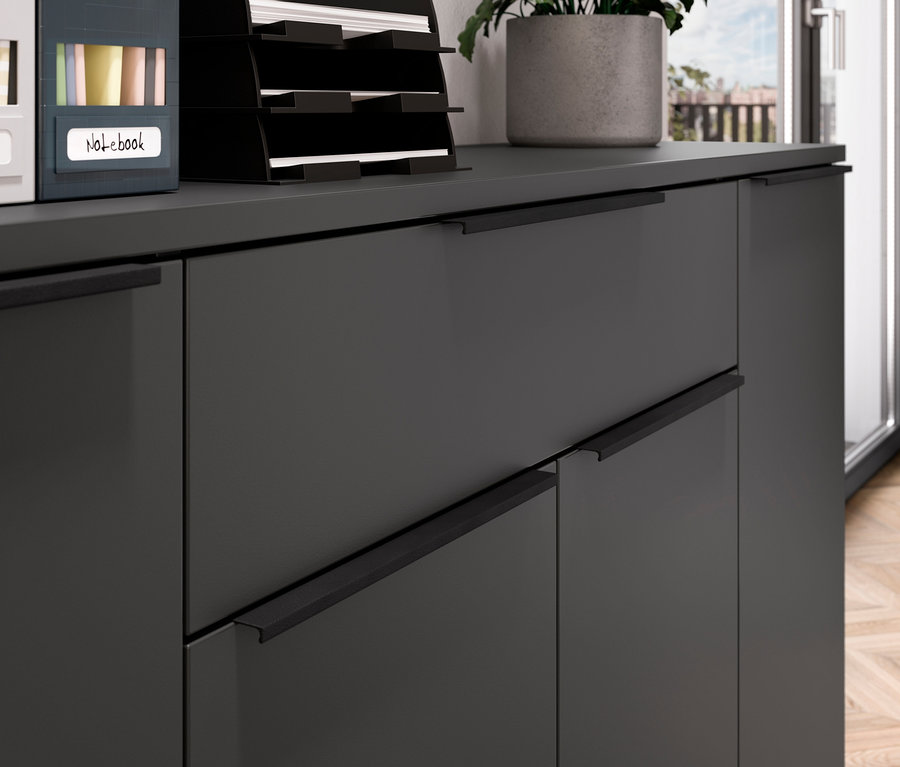 Nahaufnahme eines graphitfarbenen Sideboards »Kopenhagen« mit schwarzen Griffen.