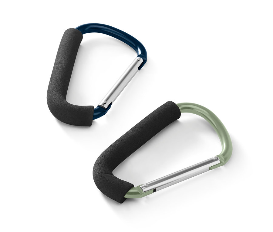 Zwei XXL-Karabinerhaken: einer blau, einer grün, beide mit schwarzem Schaumstoffgriff.