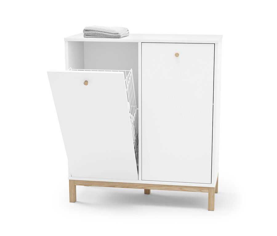 Ein weißes Wäschekorbregal mit einer offenen Tür auf der linken Seite, die einen weißen Drahtkorb zeigt. Auf der Oberseite des Regals liegt ein gefaltetes graues Handtuch.