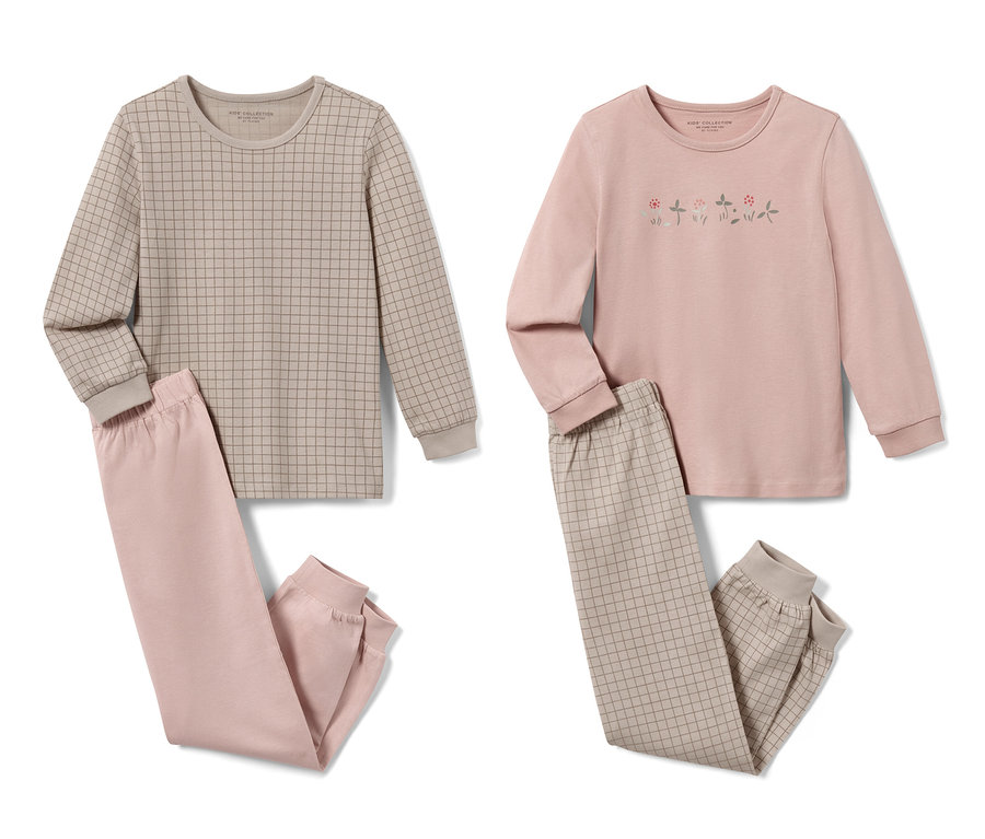 Zwei Kinder-Pyjamas, lang, rosa. Ein Set ist rosa mit Blumen, das andere beige kariert.