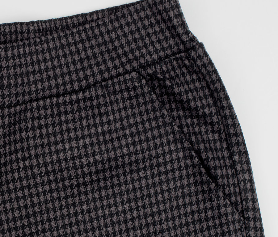 Detailaufnahme einer Schlupfhose mit Hahnentritt-Jacquard.