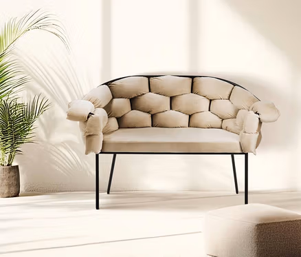 Ein cremefarbenes Eglo 2er-Sofa »Manambolosy« steht in einem hellen Raum neben Pflanzen.
