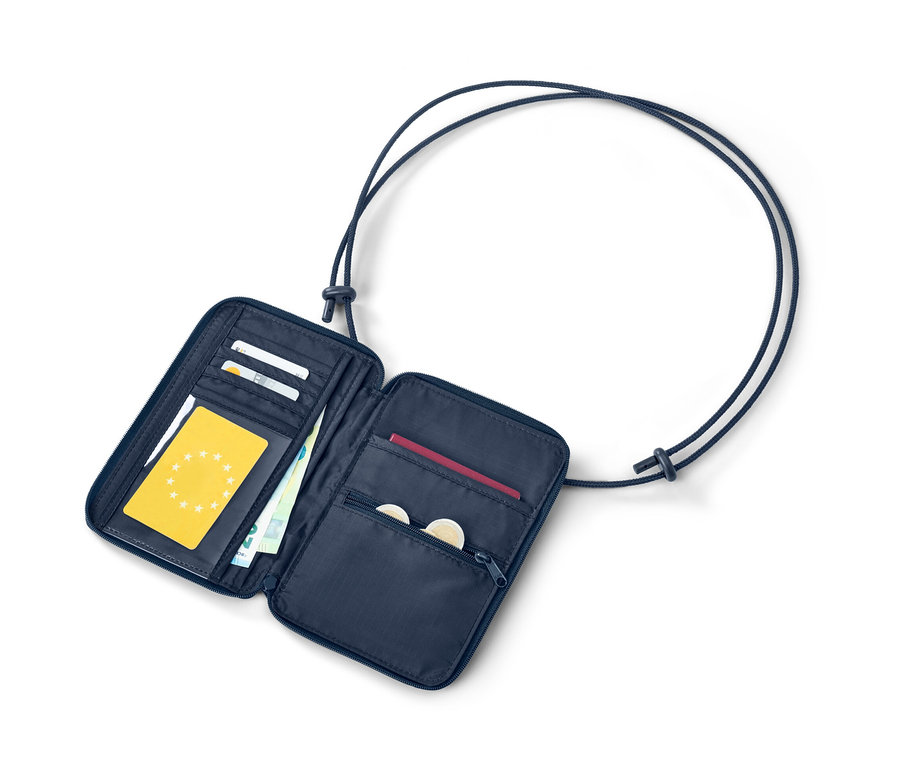 Geöffneter Sicherheits-Brustbeutel mit Euroscheinen, Karten und Reisepass.