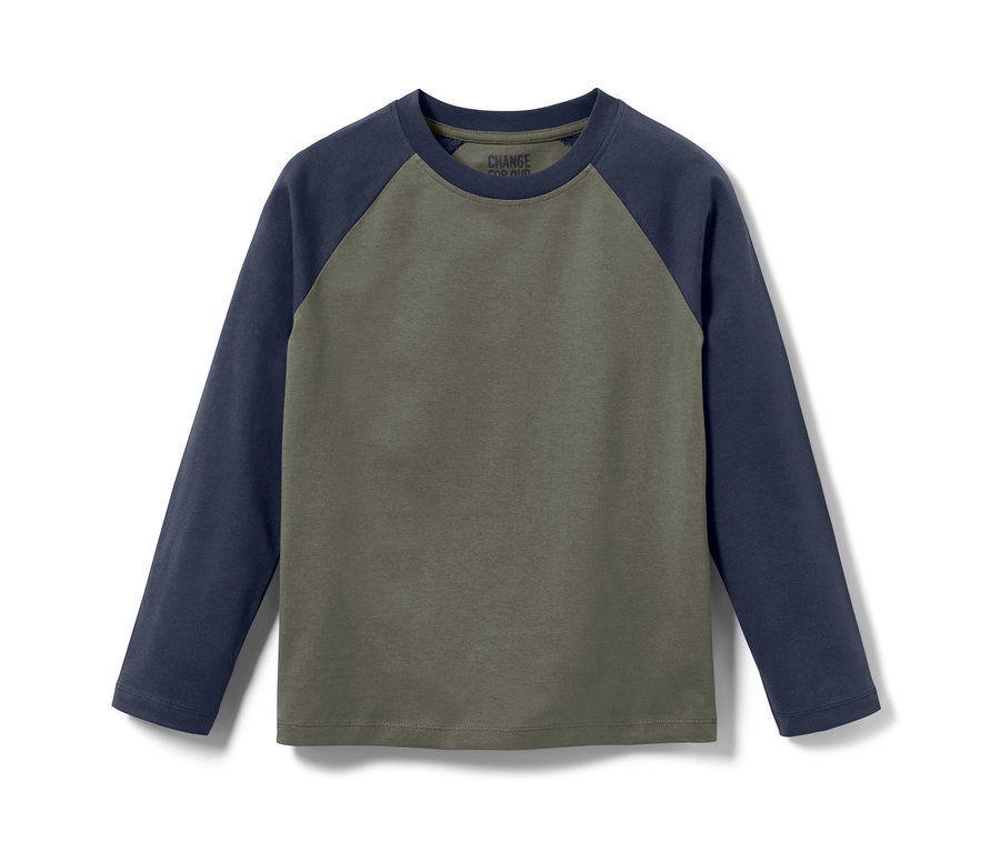 Ein olivfarbenes Kinder-Langarmshirt mit dunkelblauen Ärmeln.