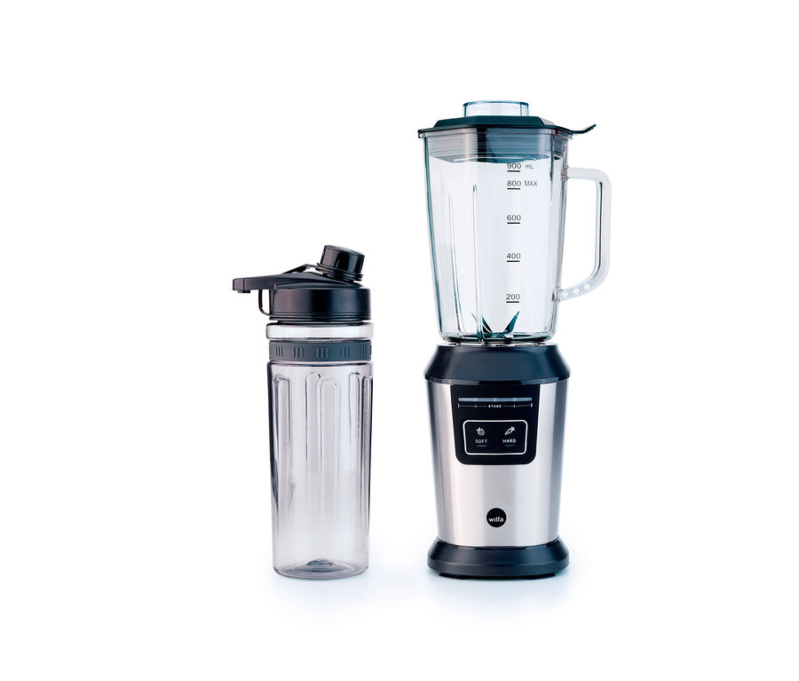 Auf einem weißen Hintergrund steht ein Wilfa Mixer »ACTIVLIFE B2GS-T« neben einer transparenten Flasche.