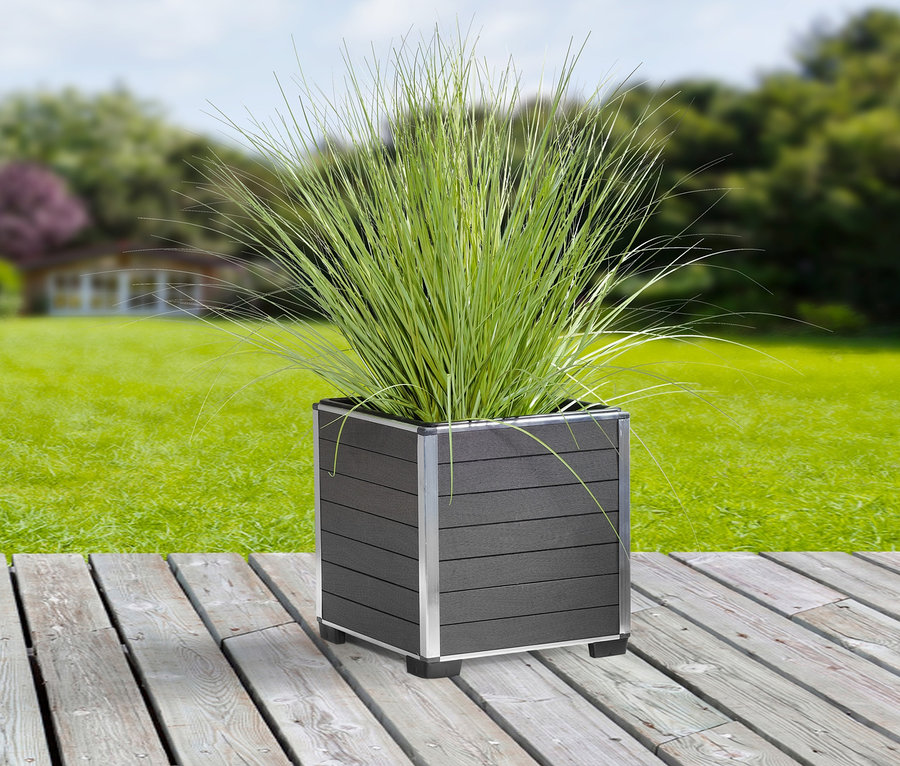 Anthrazitfarbener Pflanzkasten aus WPC mit Kunststoffeinsatz, ca. 33 x 34 x 33 cm.