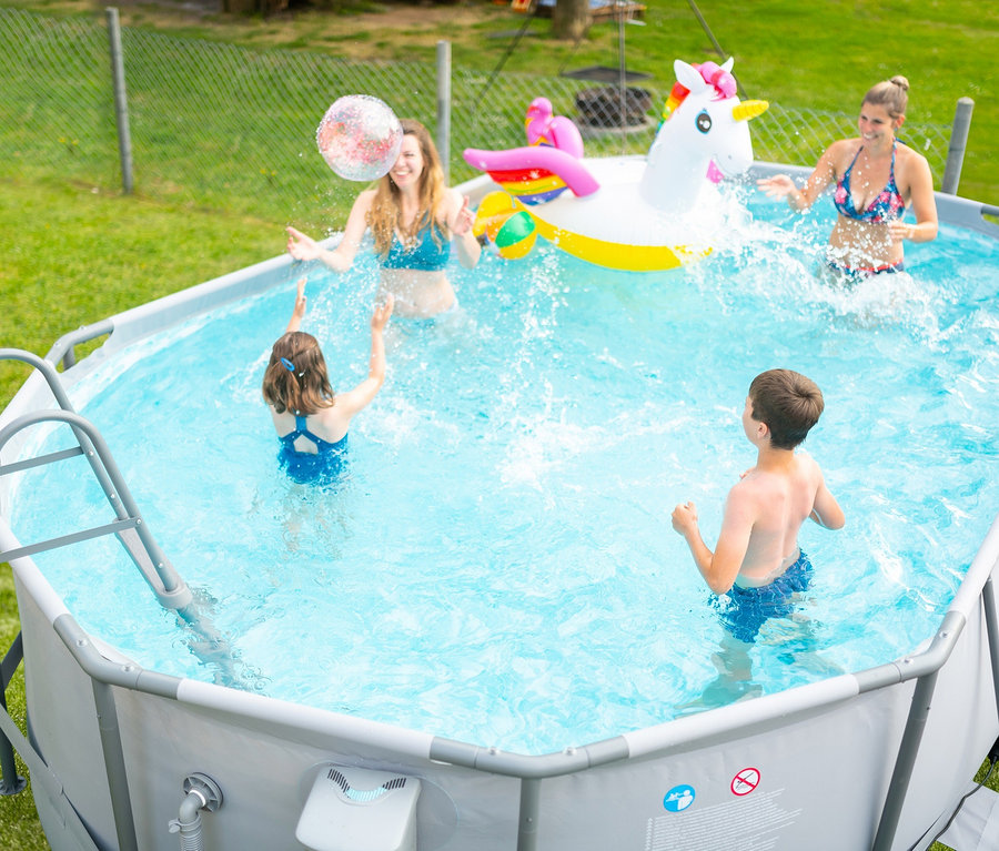 Vier Personen spielen im Summer Waves Active-Frame-Pool, ca. 488 x 305 x 107 cm.