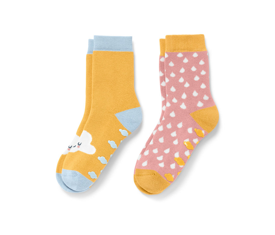 Zwei Paar rosa Kleinkind-Antirutsch-Socken mit Wolken- und Regentropfenmuster.