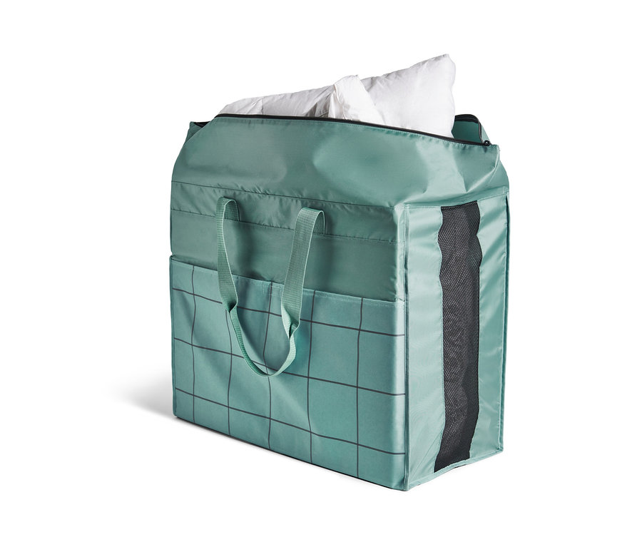 Eine grüne Tasche mit weißen Kissen. Jumbo-Bettwarentasche.