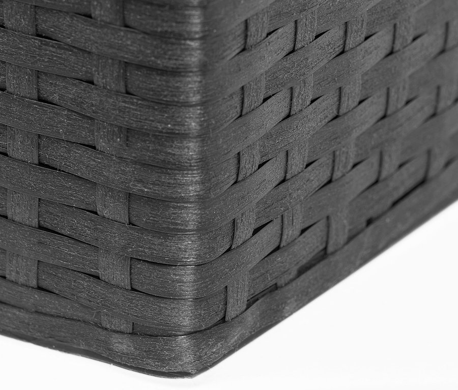 Detailaufnahme der Ecke eines anthrazitfarbenen XL-Pflanzgefäßes aus Polyrattan.