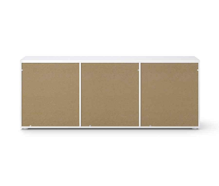 Weißes Sideboard mit drei Fächern.