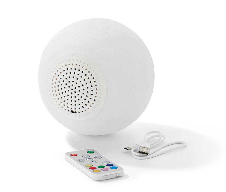 Schwebender LED-Bluetooth®-Lautsprecher »Mond«, eine Fernbedienung und ein Ladekabel liegen auf einer weißen Oberfläche.