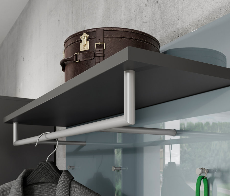 Ein brauner Koffer steht auf einem grauen Regal über einer Kleiderstange an einem Nordlia Garderobenpaneel.