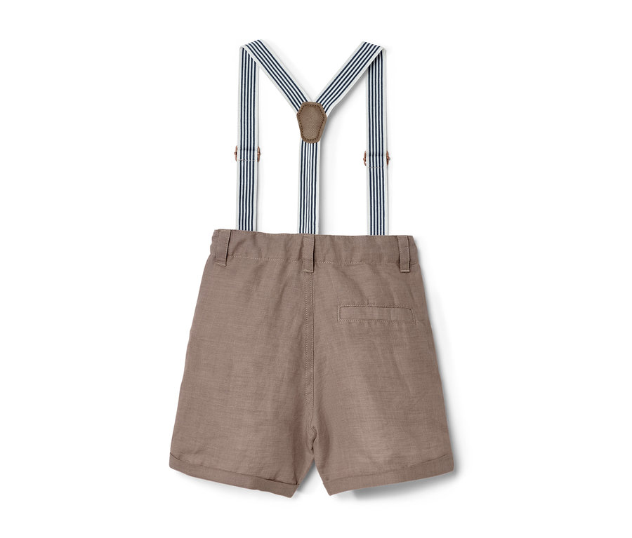 Moccabraune Kinder-Shorts mit blau-weiß gestreiften Hosenträgern.
