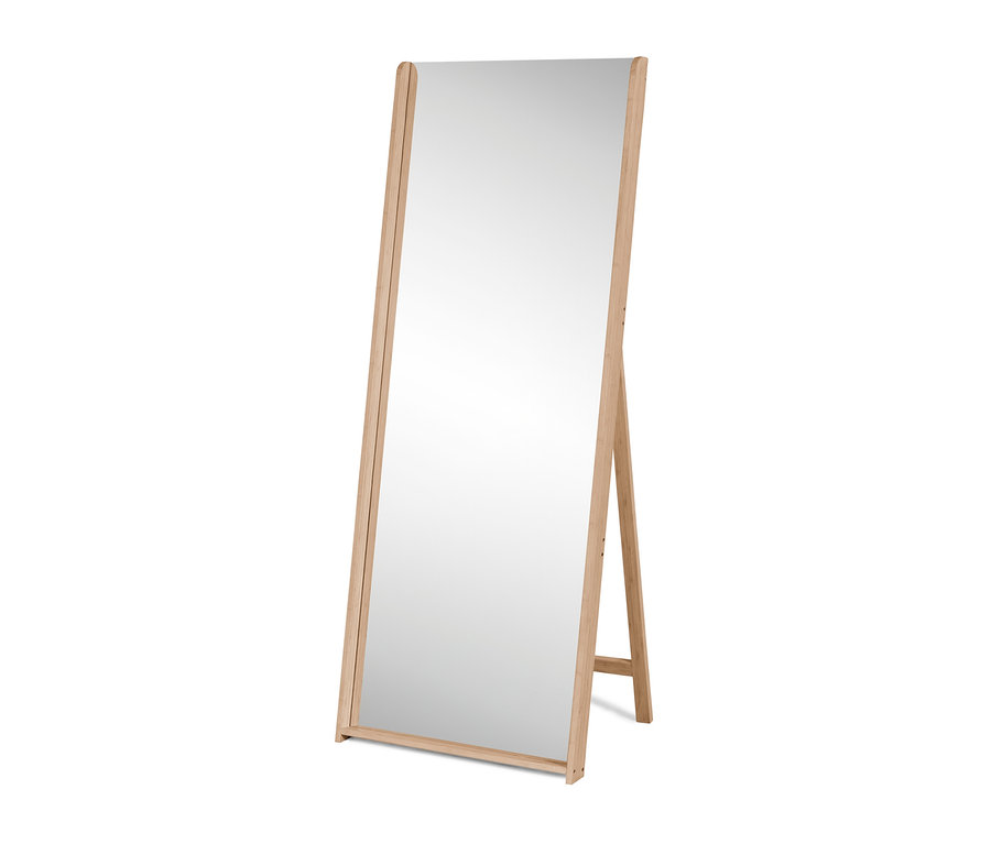 Standspiegel mit Rahmen aus Bambus.