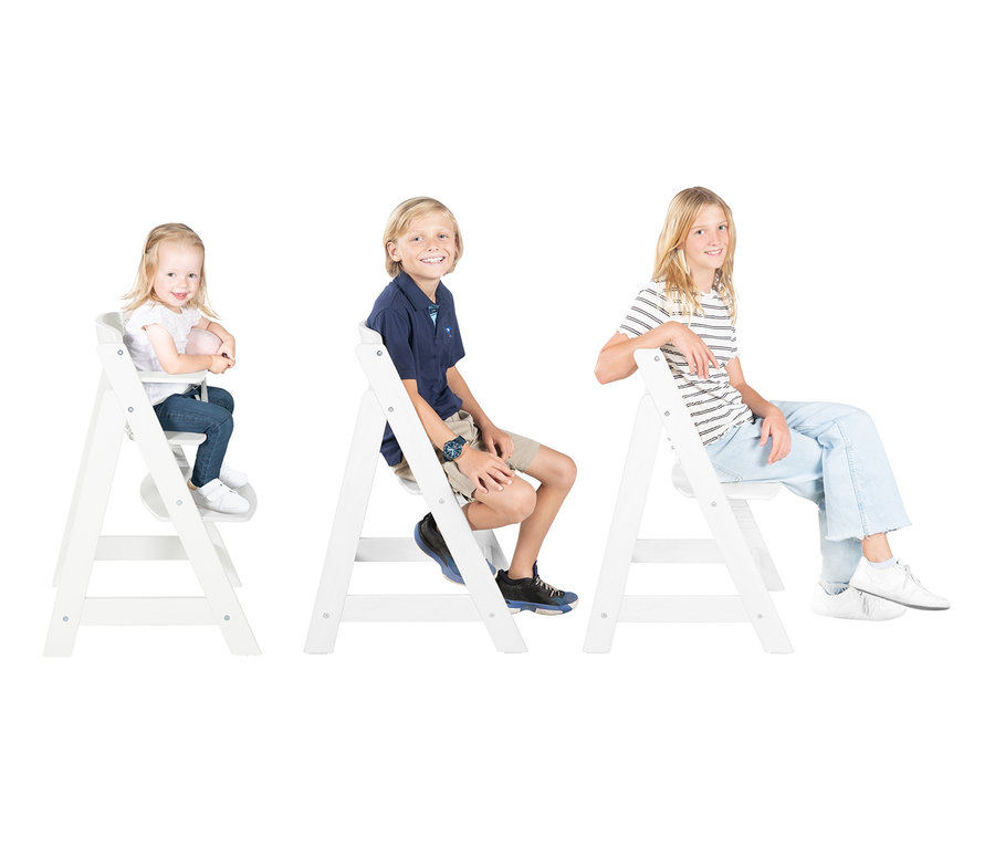 Drei Kinder sitzen auf weißen roba Treppenhochstühlen »Sit Up Flex«, weiß.