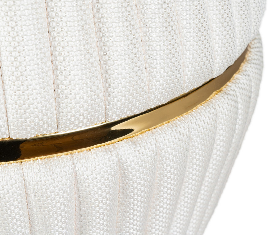 Detailansicht des weißen Kayoom Hocker »Doric« mit glänzendem goldenen Band.
