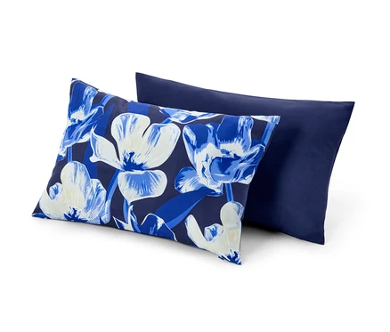 Zwei Dekokissen-Bezüge: Einer mit Blumenmuster, der andere marineblau.