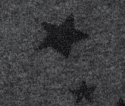 Detailansicht eines Strickpullovers mit Sternen.