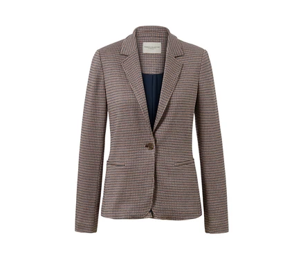 Ein karierter Sweatblazer für Damen ist mit einem Knopf geschlossen.