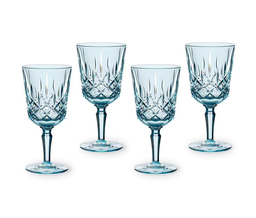 Vier aqua Nachtmann Noblesse Colors Cocktail-/Weingläser vor weißem Hintergrund.