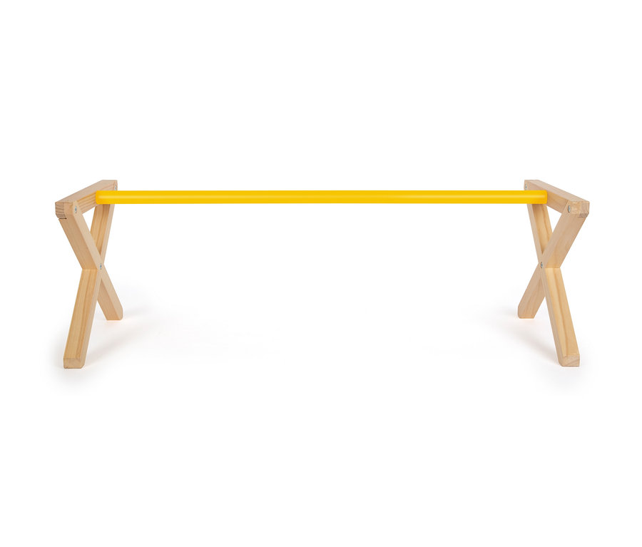 Ein gelber Cavaletti-Balken liegt zwischen zwei Holzständern auf einem weißen Hintergrund.