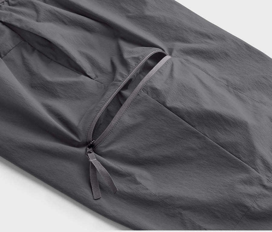 Detailaufnahme einer grauen Lightweight-Funktionshose mit Reißverschlusstasche.